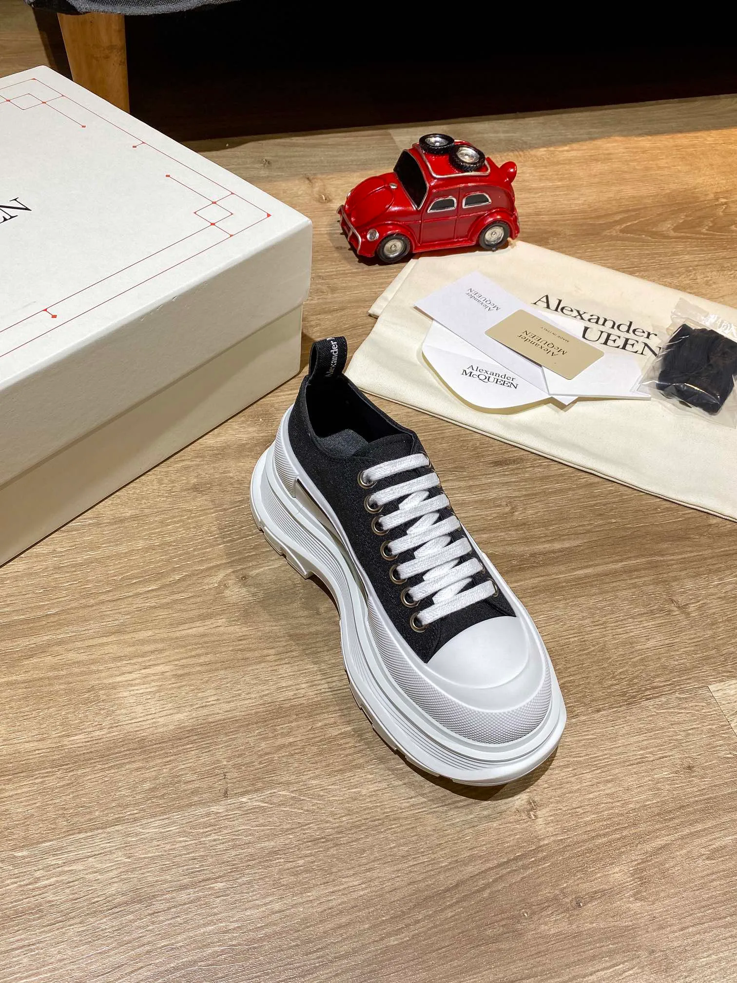 👟👟Ex-factory price 480👟👟 Women's Shoes Women's Clothing Women's Shoes Factory Alexander Mcqueen🚀🚀Couple's Style👫 MQ McQueen thick-soled platform shoes, the latest spring style in the counter, Xiaohongshu is popular. It is another casual shoe that increases height and makes you look slimmer. 😄 Don't choose any style. The heel height is 6.5 cm, which is equivalent to wearing a pair of high heels. It is inevitable to look thinner. Black and white are versatile. Pink looks younger. Several colors are very popular. Original order purchased from hk. Highest quality in the market. Popular product, 👍 Material: Genuine customized space Monica cloth. Goat leather lining. Private model T👟👟Ex-factory price. U multi-layer combination outsole. Standard code number. Comes with the latest packaging in the counter. Code number: 35-40 for women and 39-44 for men.